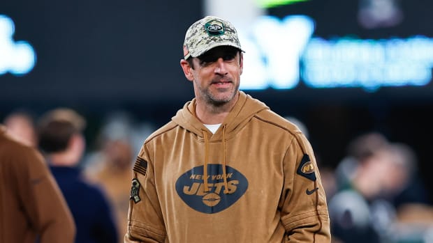 El mariscal de campo lesionado Aaron Rodgers no volverá a jugar esta temporada